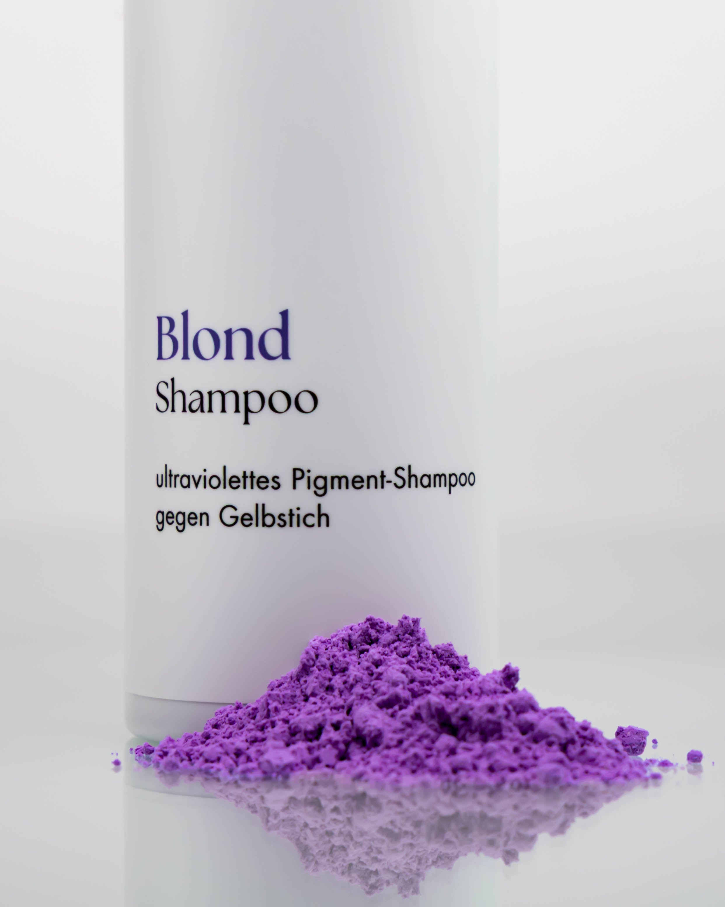Flasche Blondshampoo vor der violettes Pigmentpulver aufgehäuft ist