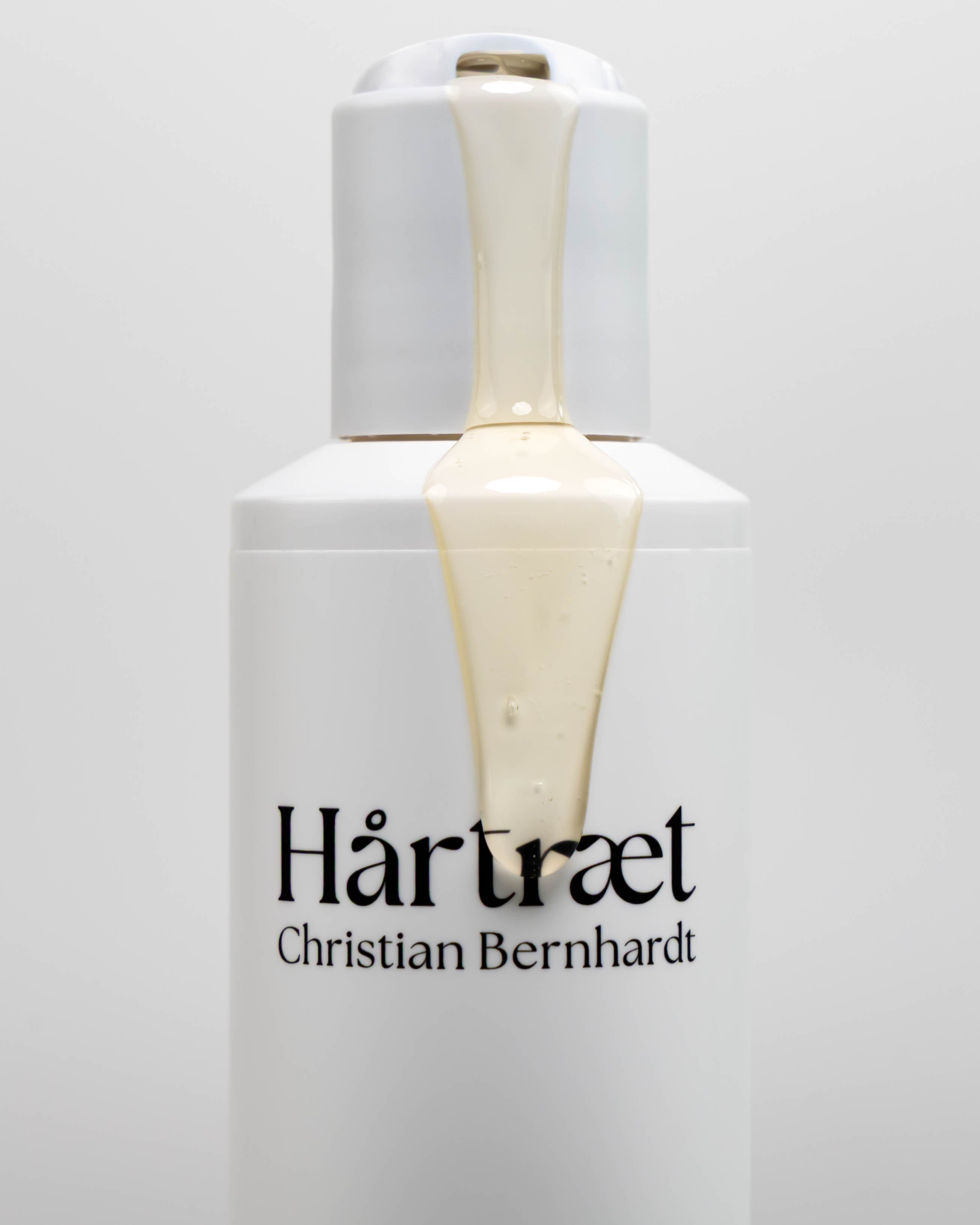 Flaschenkopf Farbkraftshampoo aus dessen Öffnung Shampoo läuft