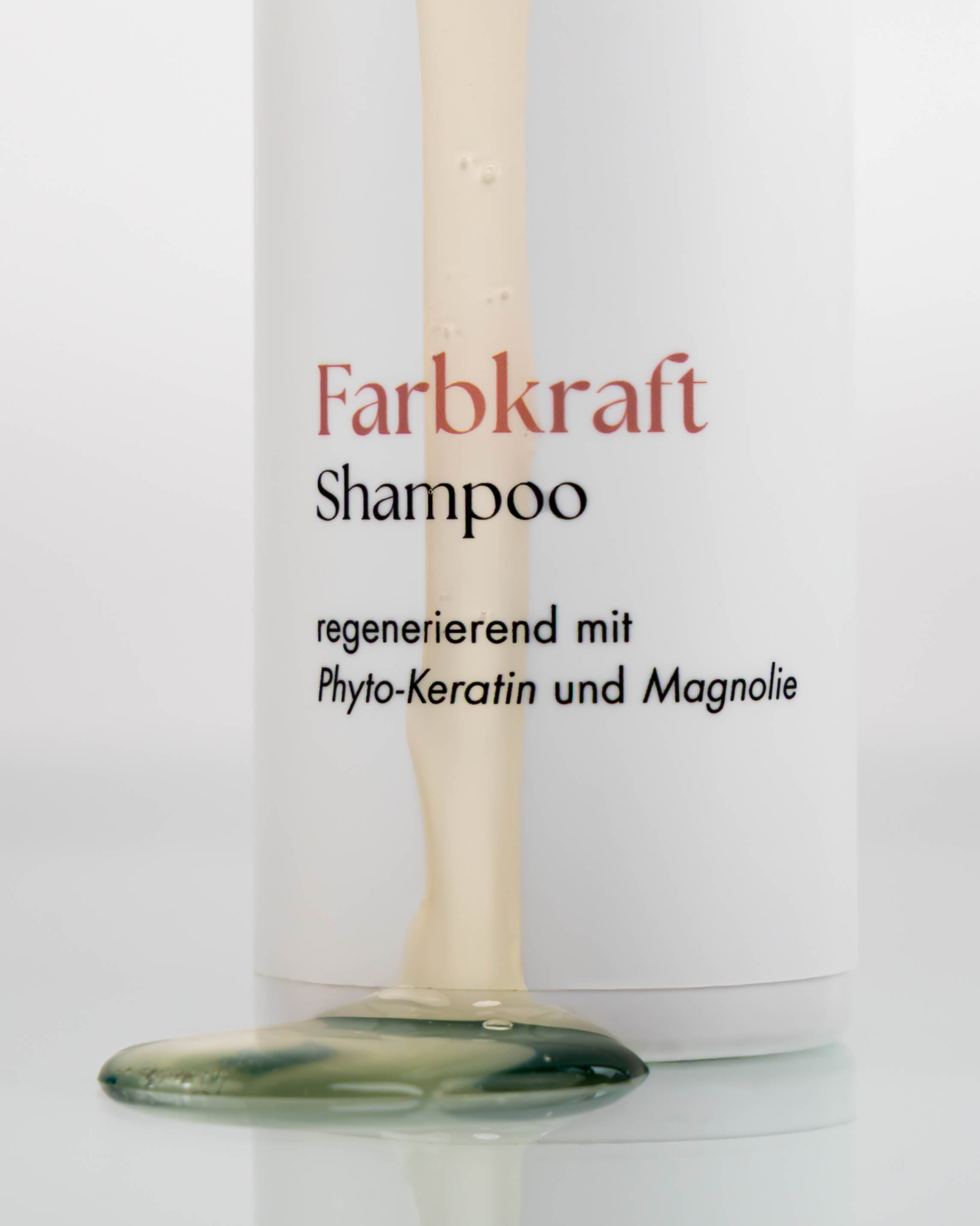 Flasche Farbkraftshampoo über die Shampoo läuft und sich davor sammelt