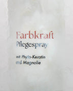 Flasche Farbkraftspray hinter besprühtem Glas