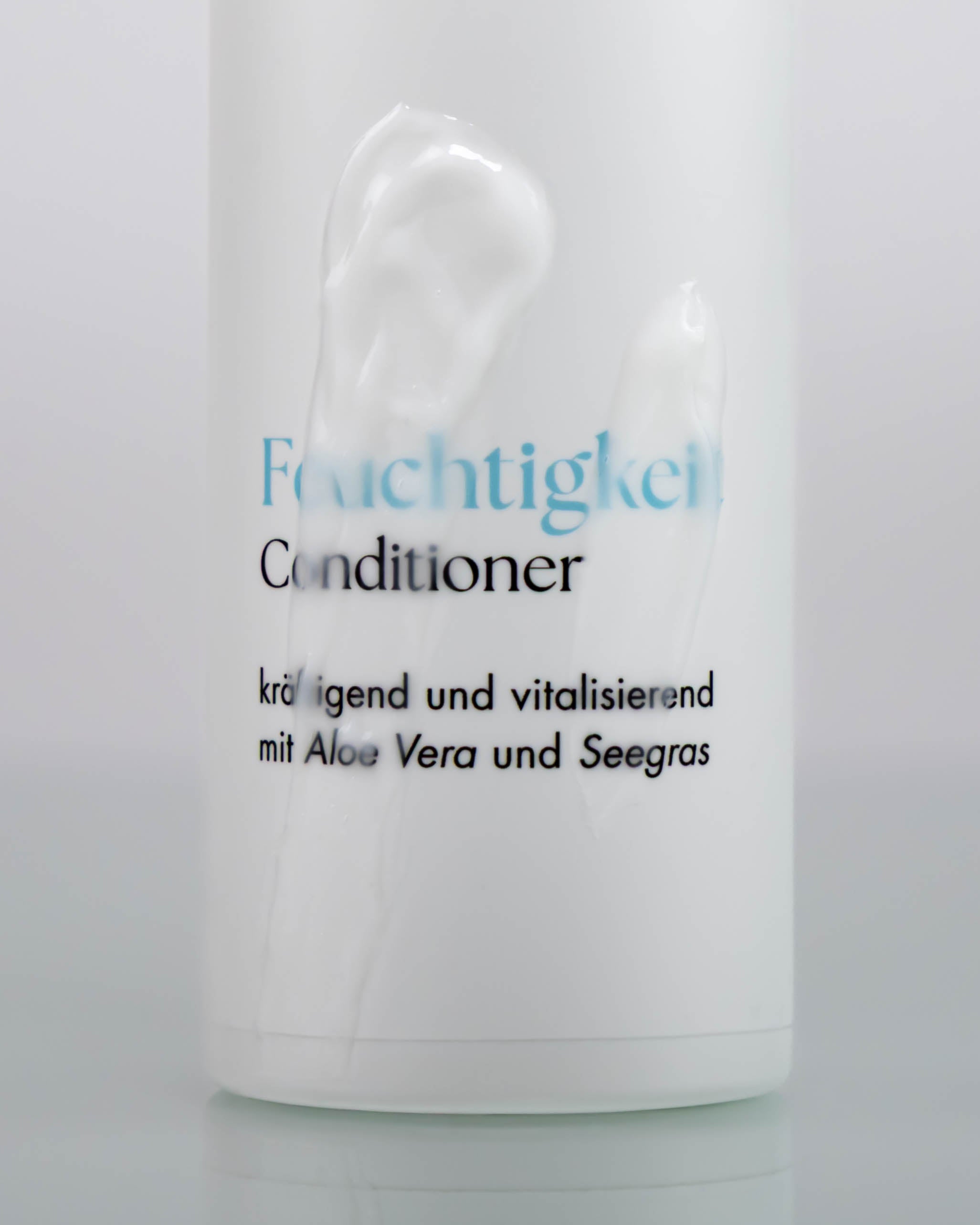 Flasche Feuchtigkeitsconditioner, welche mit Contitioner beschmiert wurde