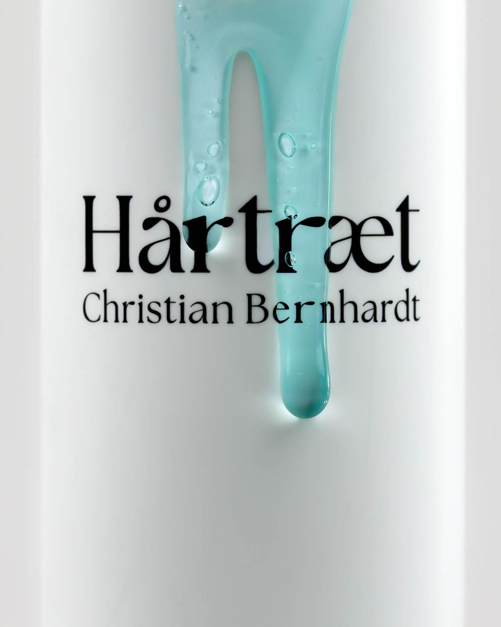 Flasche Feuchtigkeitsshampoo an der Shampoo über das Logo läuft