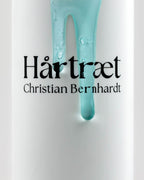 Flasche Feuchtigkeitsshampoo an der Shampoo über das Logo läuft