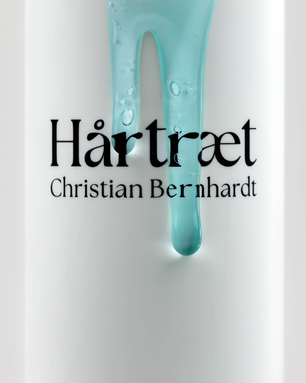 Flasche Feuchtigkeitsshampoo an der Shampoo über das Logo läuft