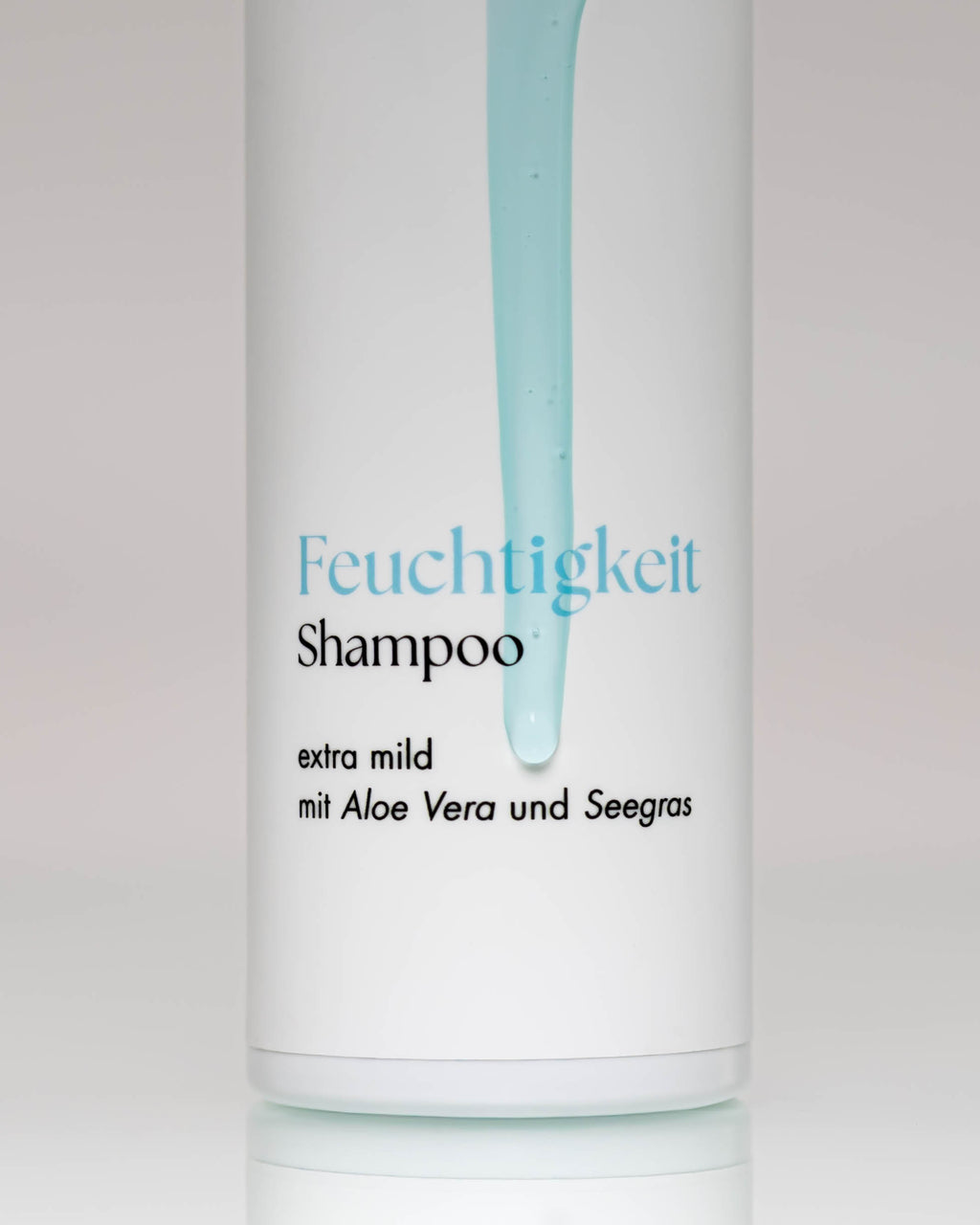 Flasche Feuchtigkeitsshampoo an der Shampoo hinunter läuft