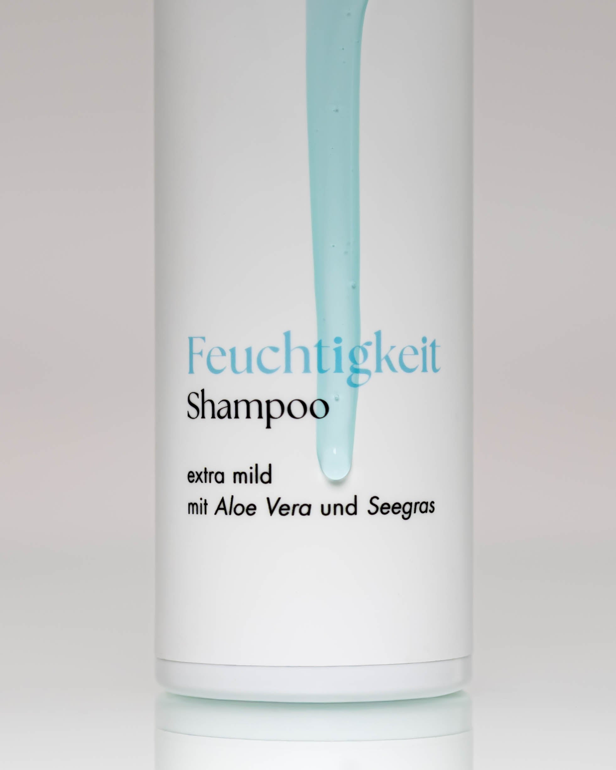 Flasche Feuchtigkeitsshampoo an der Shampoo hinunter läuft