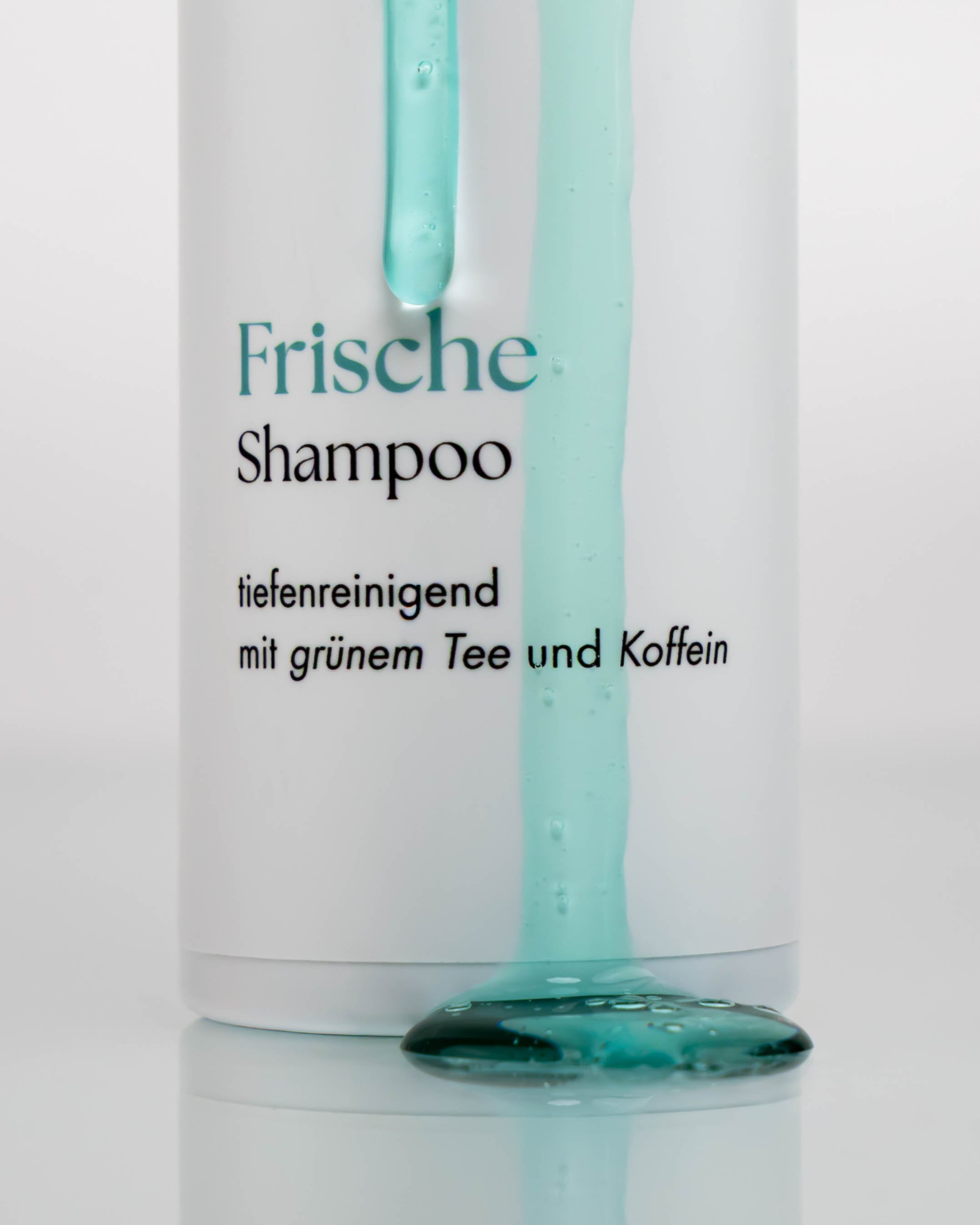 Flasche Frischeshampoo mit runterlaufendem Shampoo.