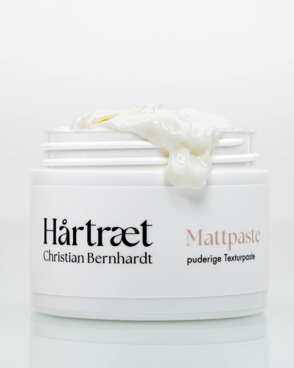 Offene Dose Mattpaste, aus der Paste quillt.