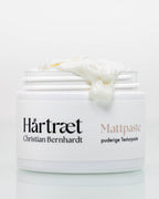 Offene Dose Mattpaste, aus der Paste quillt.