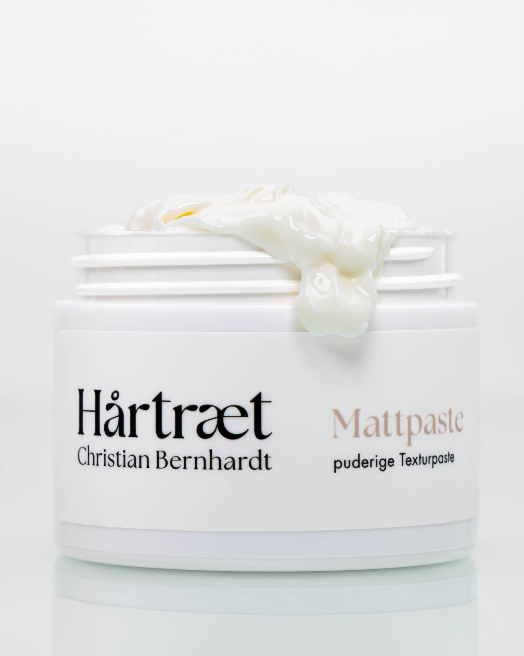 Offene Dose Mattpaste, aus der Paste quillt.