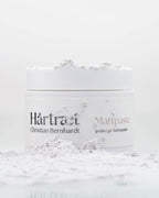 Eine Dose Mattpaste, auf der Puder ist