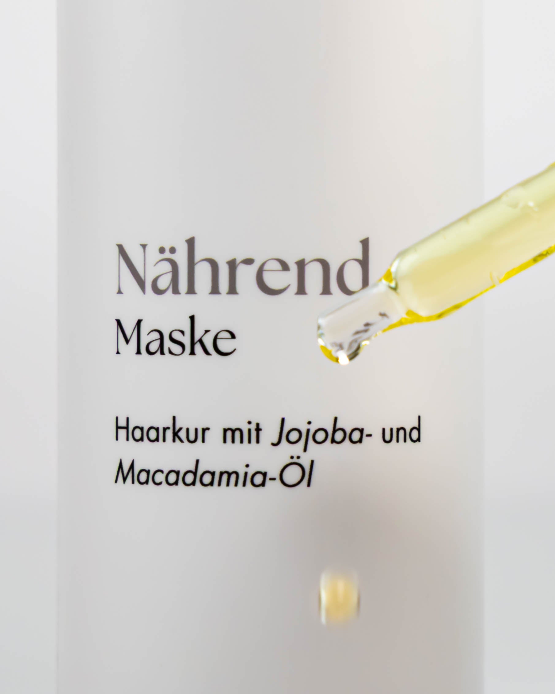 Flasche Nährendmaske, vor der Öl aus Pipette tropft