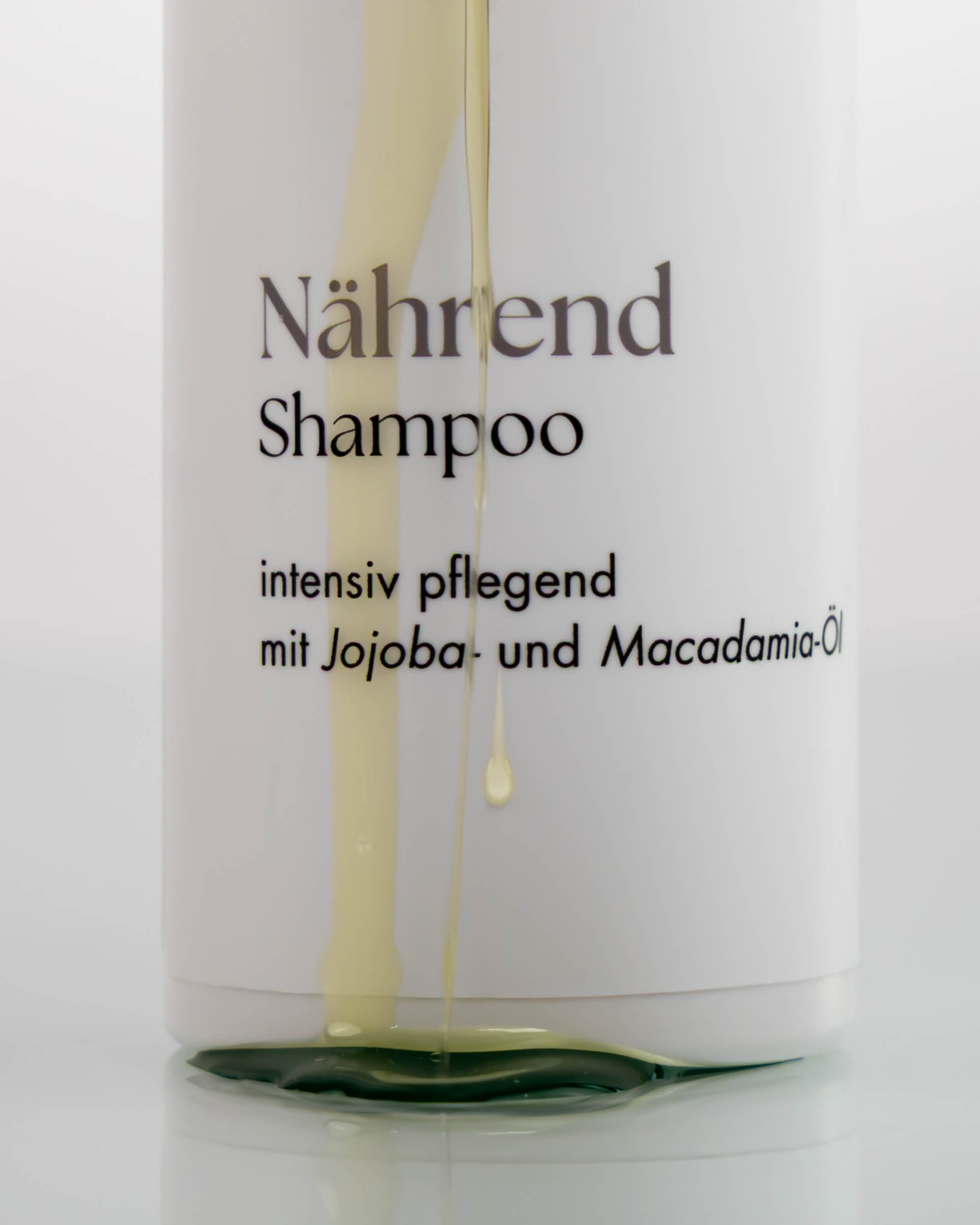 Flasche Nährendshampoo an der Öl runter fließt