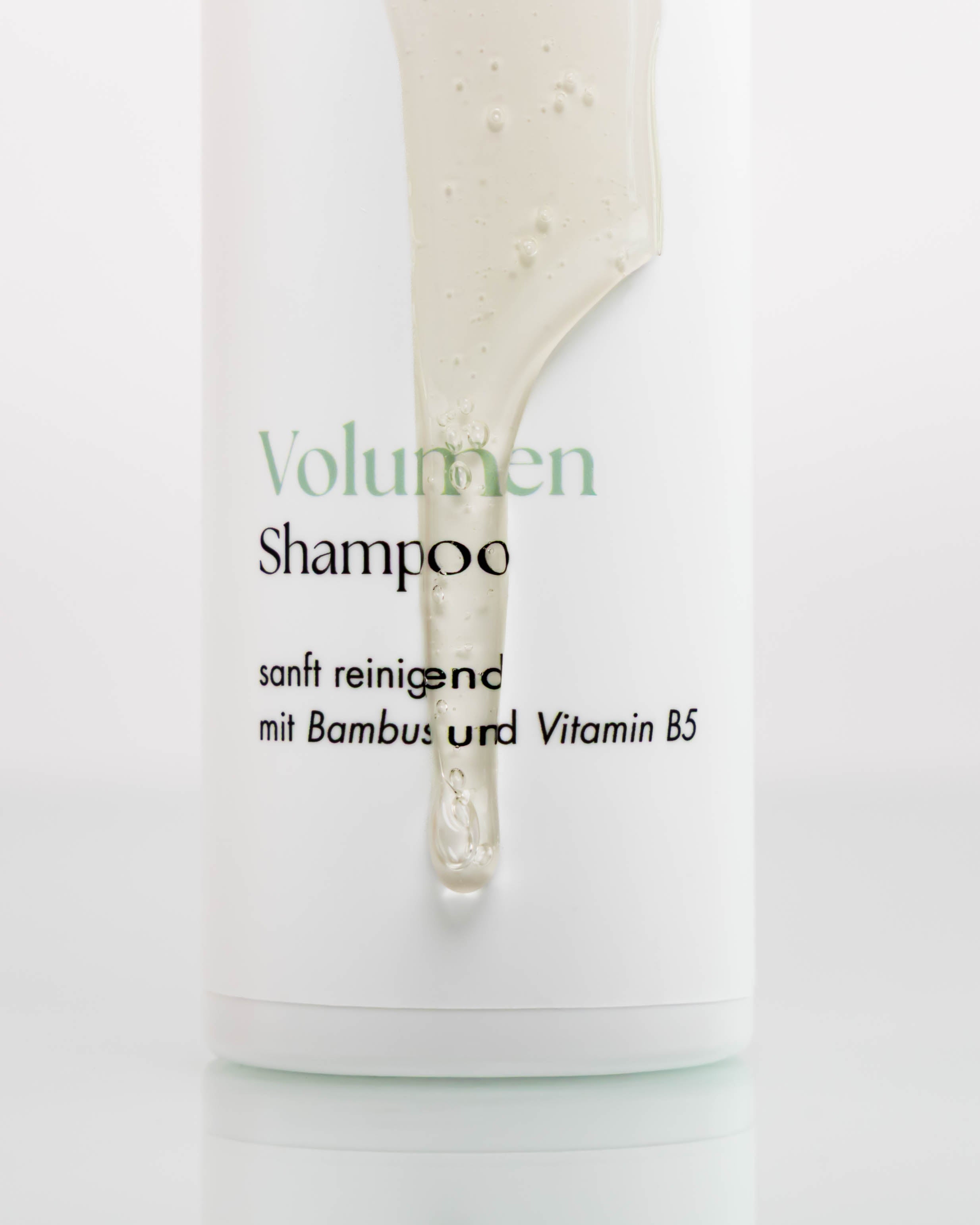 Flasche Volumenshampoo, an der Shampoo runter läuft.